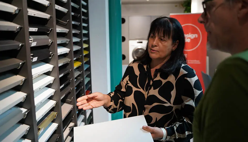 Möbel Eckstein Mitarbeiterin berät Kunden