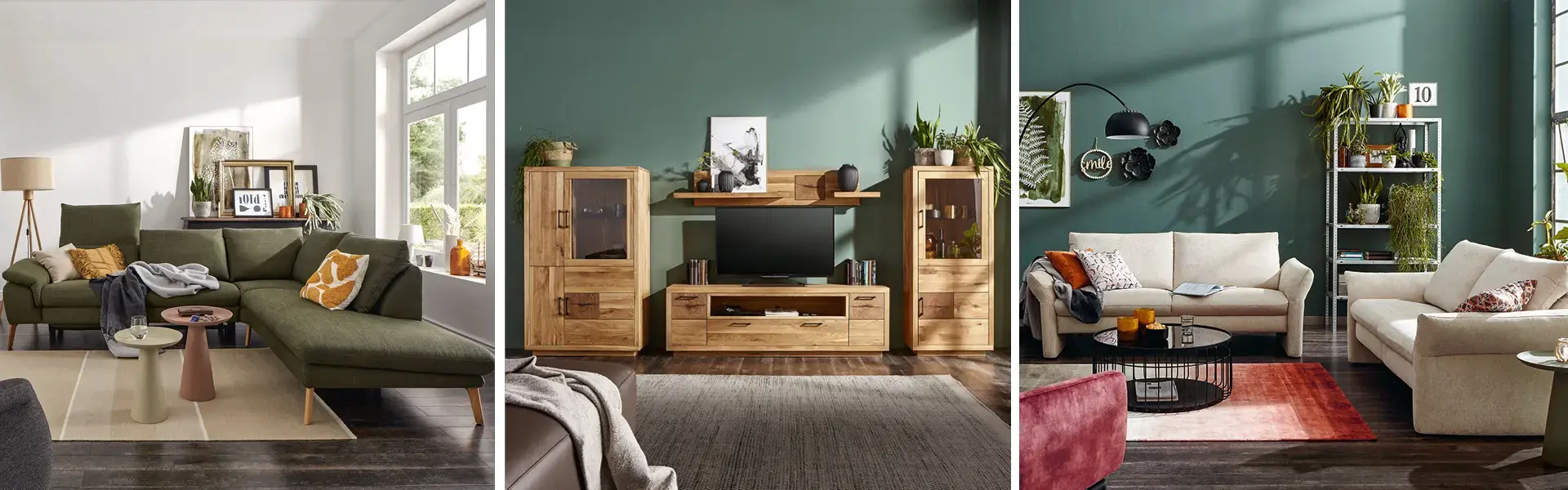 Dreiteiliges Motiv mit grünem Ecksofa links, mittig Wohnwand aus Holz mit TV vor grüner Wand, rechts zwei helle Sofas vor Regal mit vielen Pflanzen.