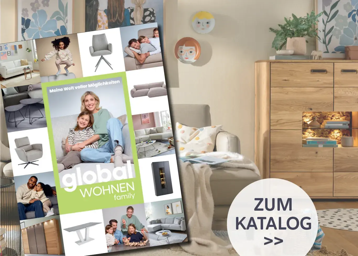 global wohnen family Katalog im Wohnzimmer mit Polstermöbeln und Wohnwand aus Holz, inklusive Hinweis Zum Katalog. Moderne Einrichtungsideen für Familien und alltagstaugliche Möbel.