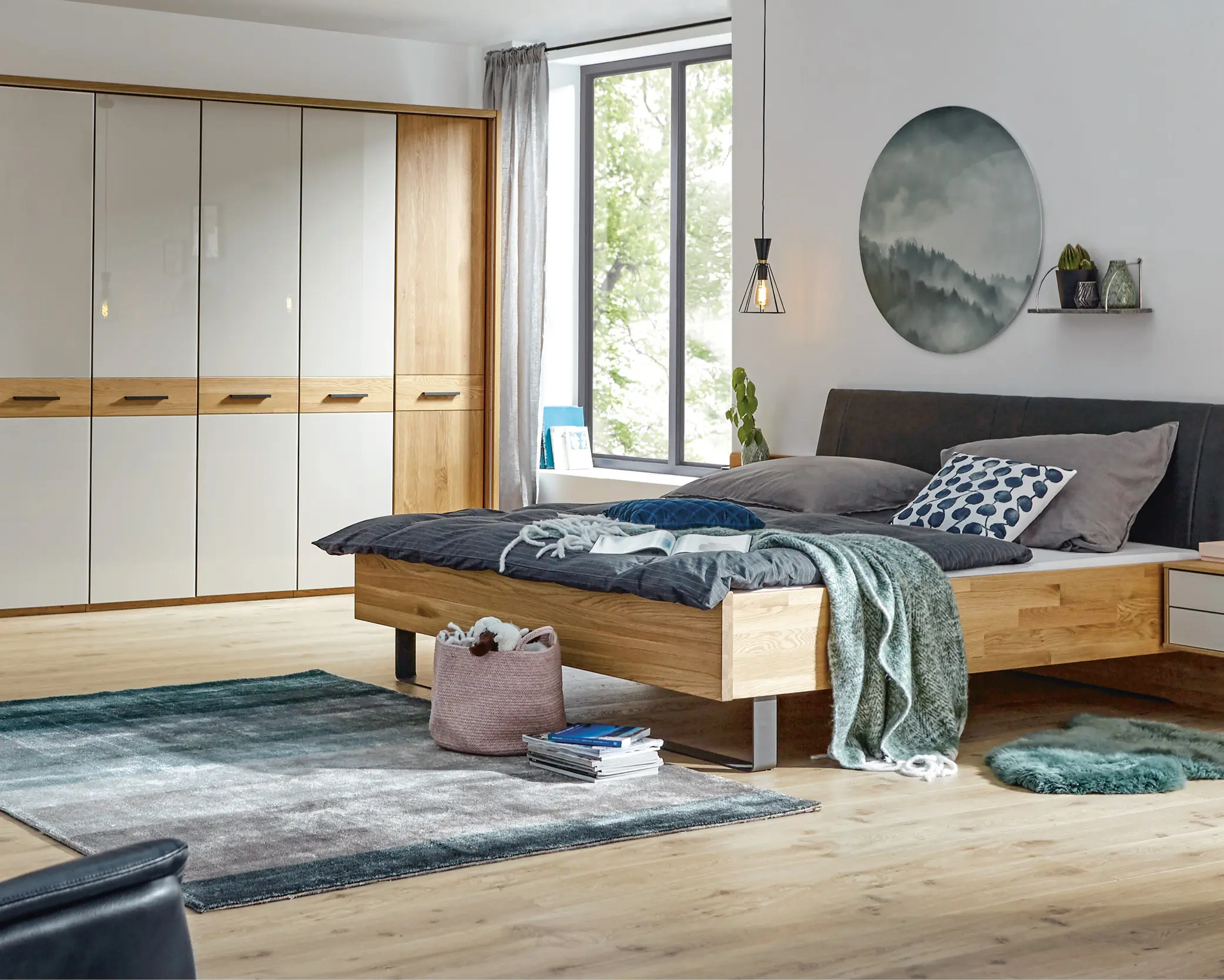 Schlafzimmer mit Bett, Kleiderschrank, Nachtkonsole und Kommode. Weiß mit Holzelementen von Global Family