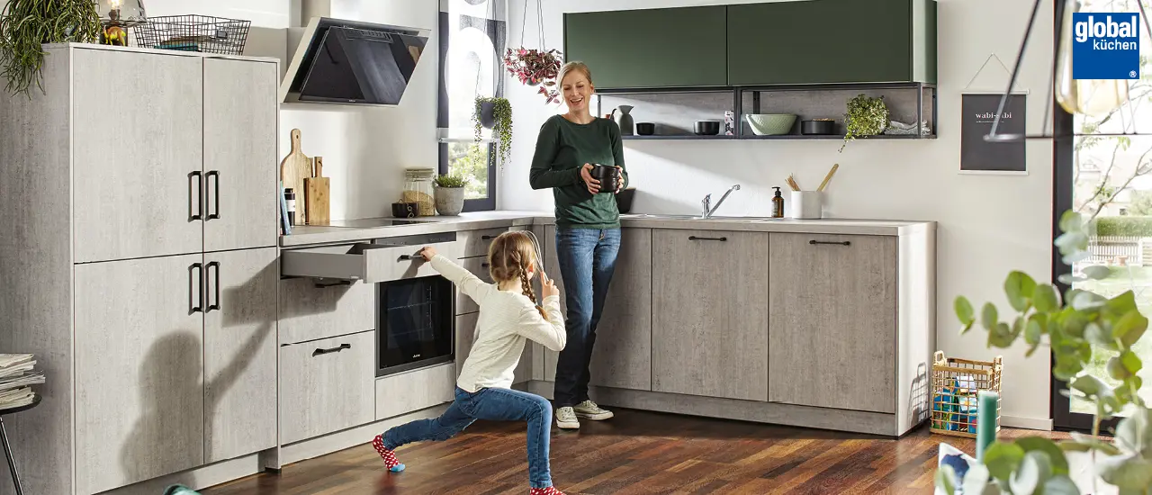 Global Küchen - Mutter mit Kind in moderner Winkelküche mit grauen und grünen Fronten