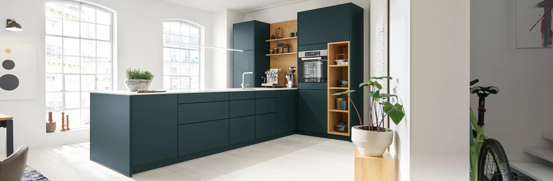 Contur Küche petrol und holzfarben