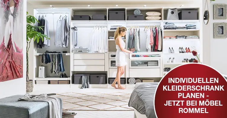 Offener Kleiderschrank nach Maß in Weiß, davor junge Frau, die ihre Kleidung ansieht im hellen, freundlichen Raum und offene Schubladen eines offenen Kleiderschranks