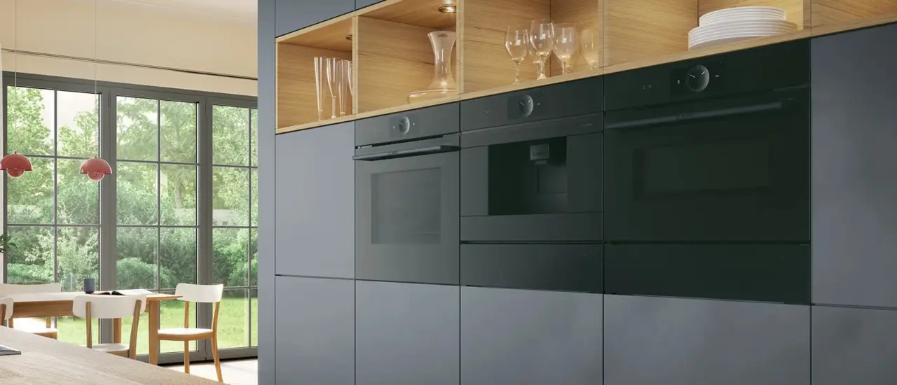 Küchenzeile mit schwarzer Front und Einbau-Geräten