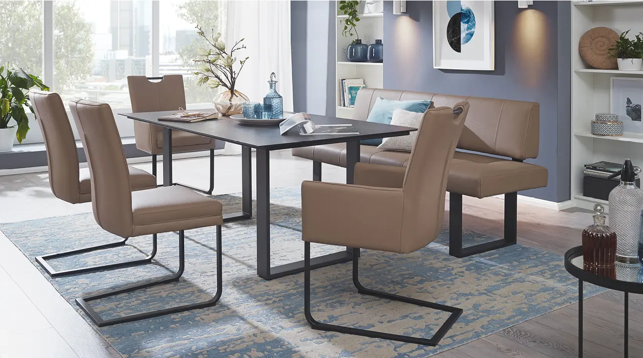 Esstisch und Stühle