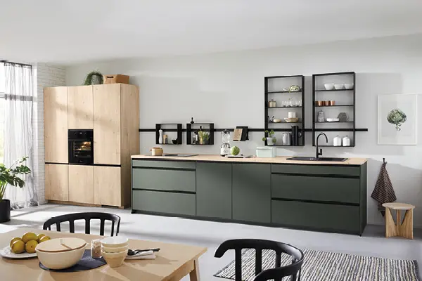 Die Küchenzeile kann allein stehen oder mit Kochinsel und weitern Küchenzeilen kombiniert werden.