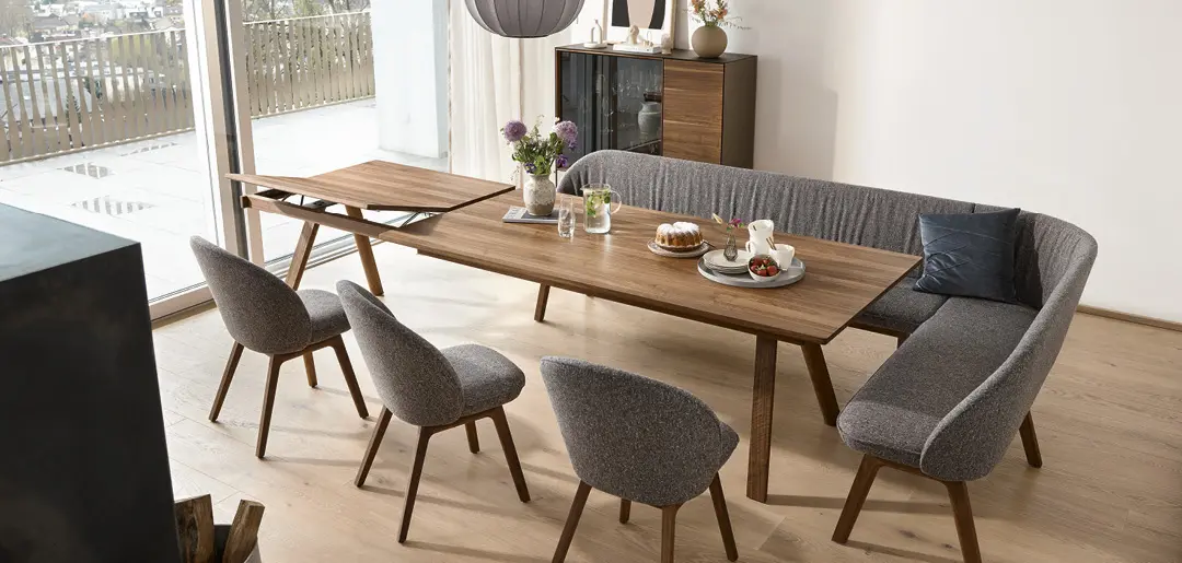 Dunkler Esstisch aus Massivholz mit Metallgestell