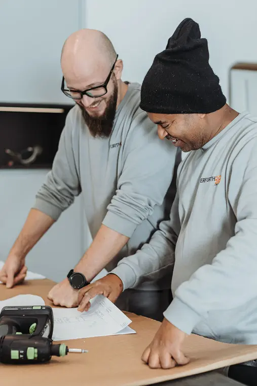 Kuechenmonteure bei der Planung