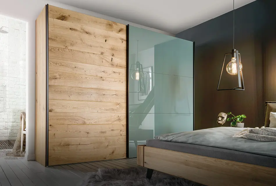 Schwebetürenschrank aus Holz und Glas im modernen Schlafzimmer