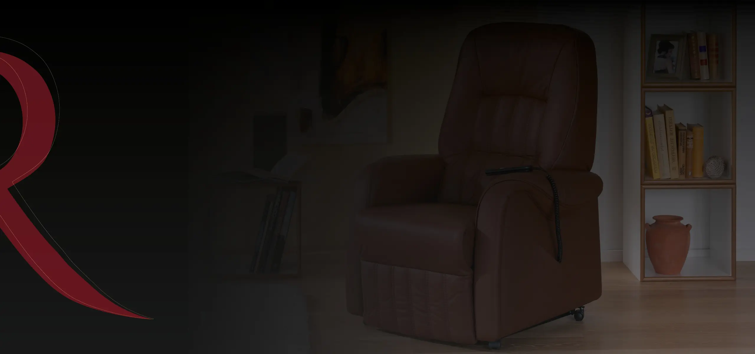 Brauner Ledersessel in gemuetlich eingerichtetem Wohnzimmer