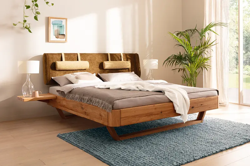Schlafzimmer mit Holzbett, gepolstertem Kopfteil und Nachttisch