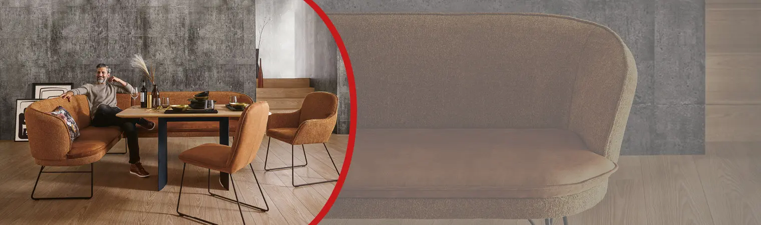 Mann in Sitzecke am Esstisch