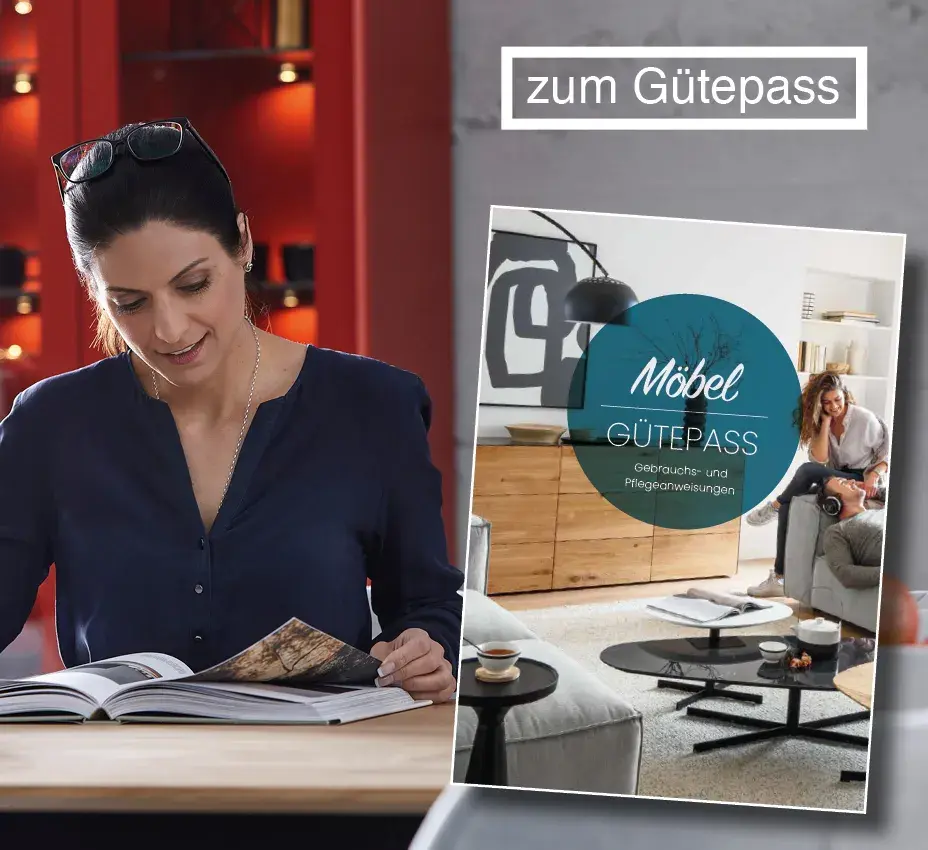 Frau liest Gütepass