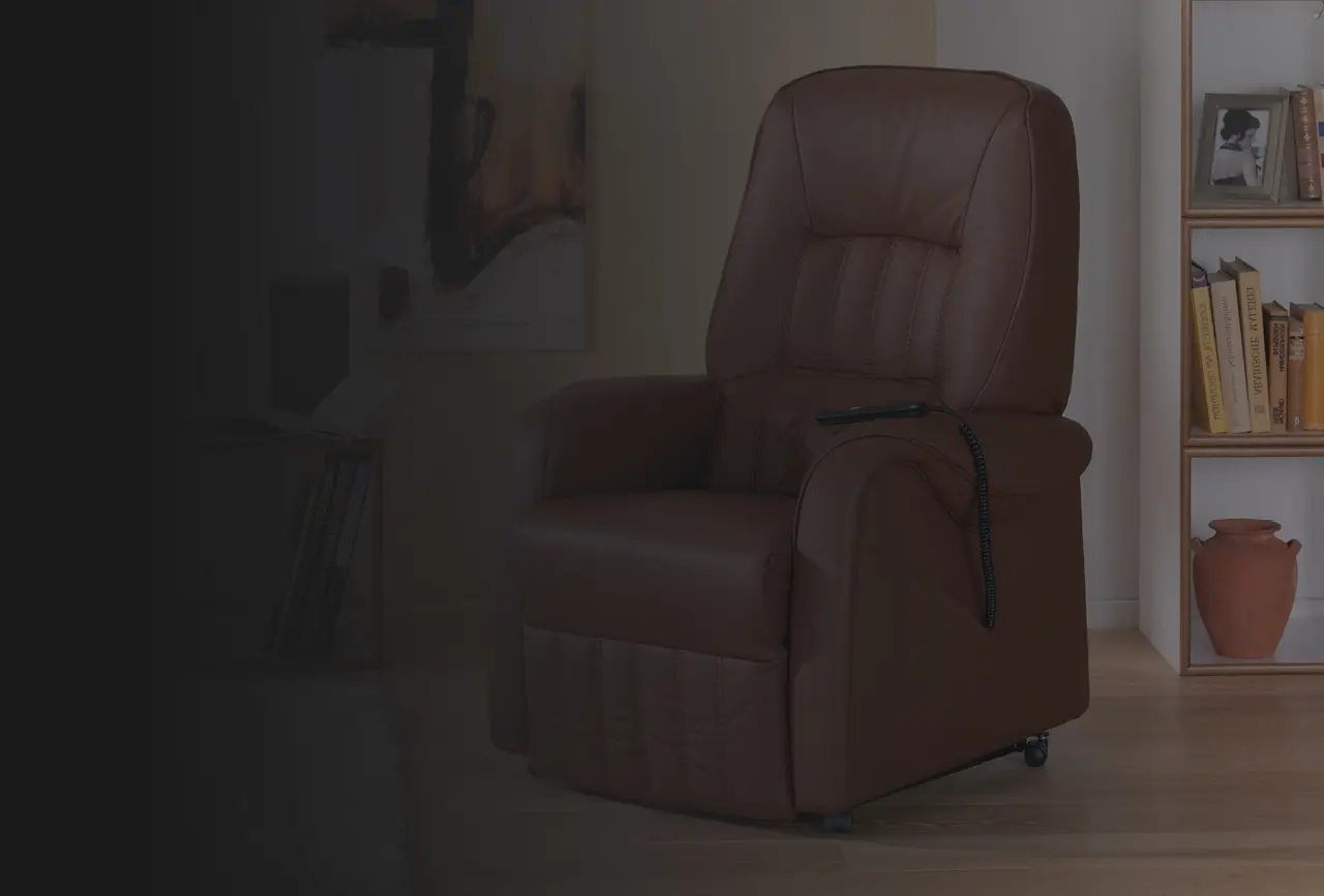 Brauner Ledersessel in gemuetlich eingerichtetem Wohnzimmer