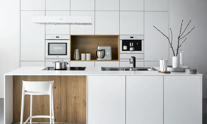 Küche mit Einlass im Fußbereich, ermöglicht einem Rollstuhlfahrer ein bequemes kochen.