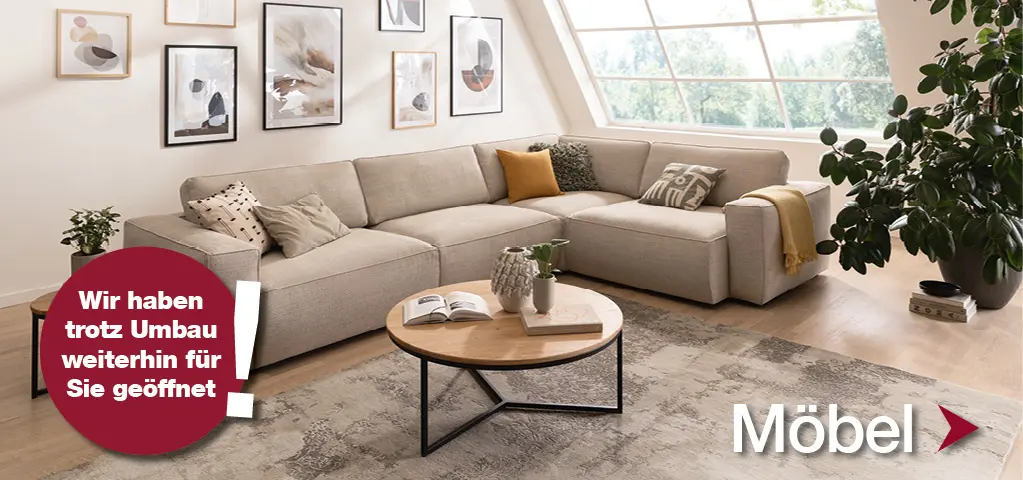 Beiges Ecksofa mit hölzernem Couchtisch in hellem Wohnzimmer mit Panoramafenster.