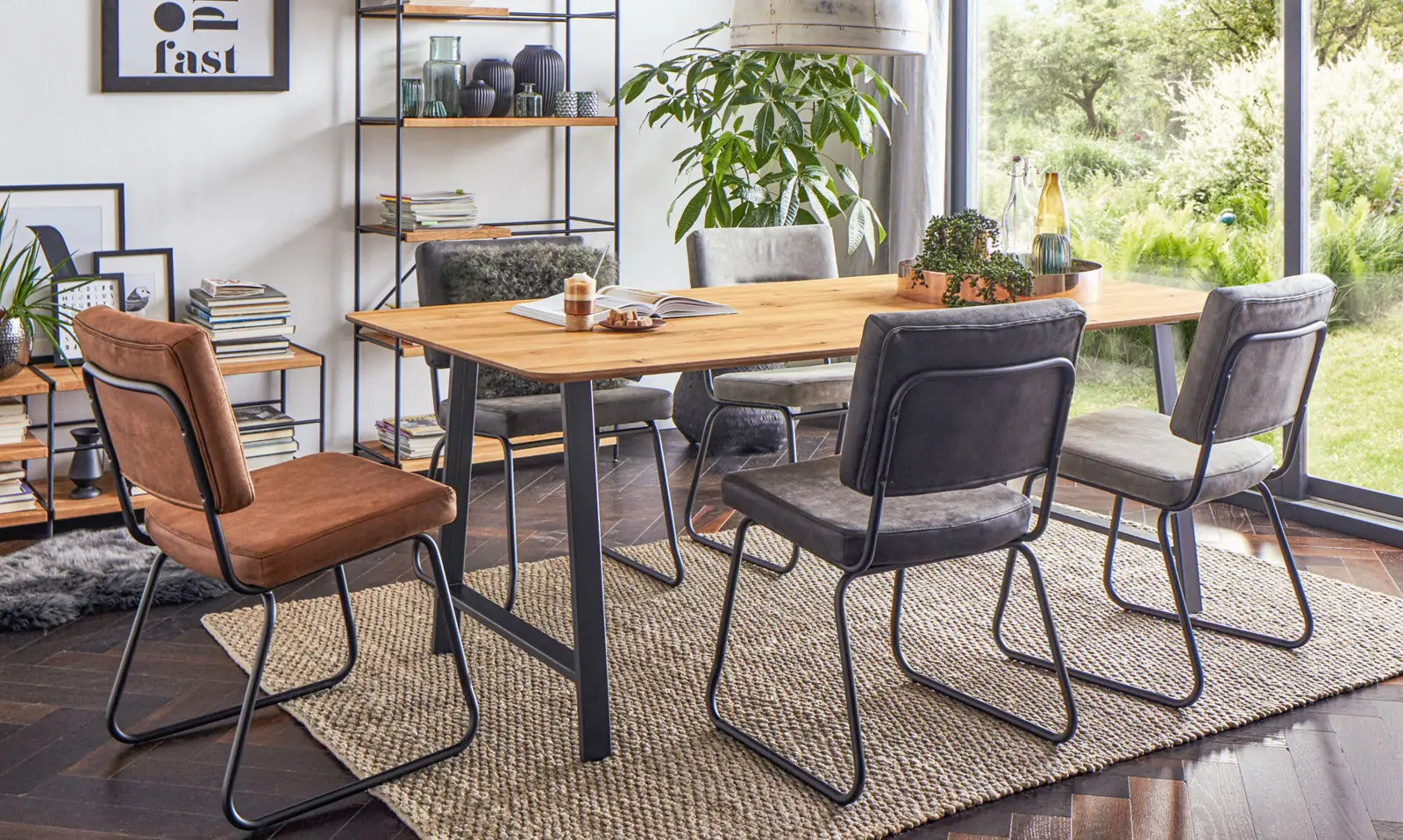 Esstisch mit Stühlen