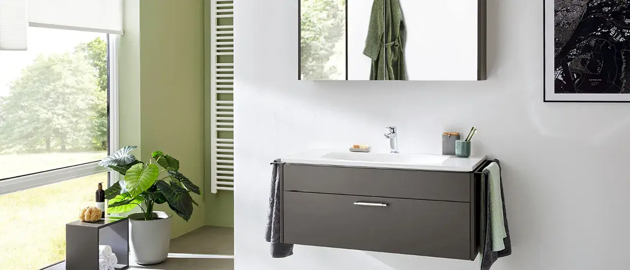 Badezimmerschrank mit eingebauten Waschbecken und Hängeschrank mit Spiegel