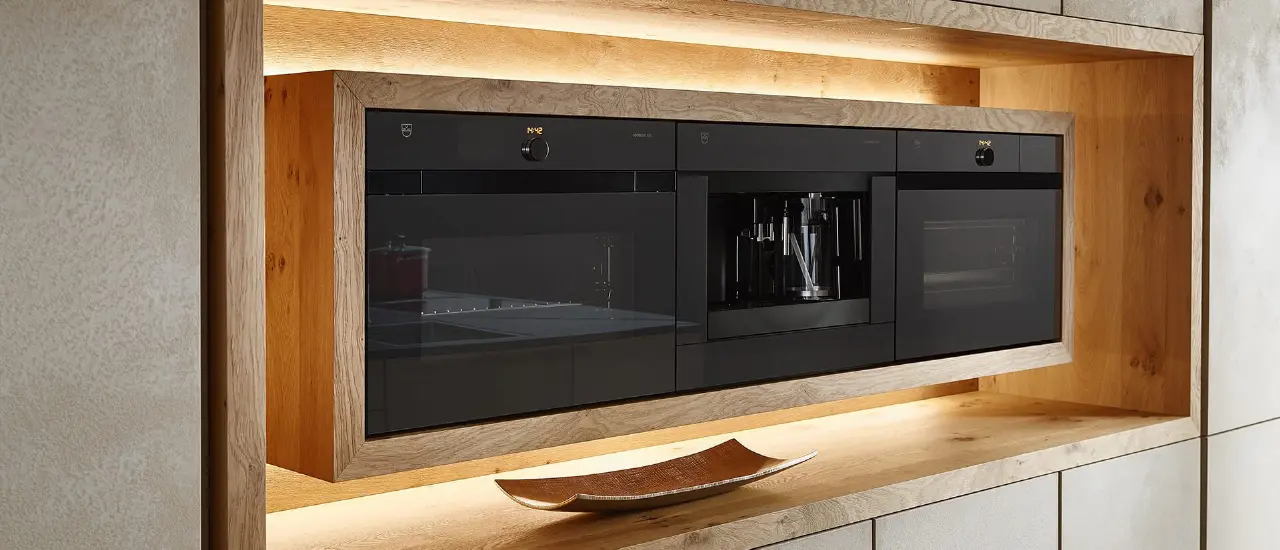 Elegant verbaute und beleuchtete Elektrogeräte 