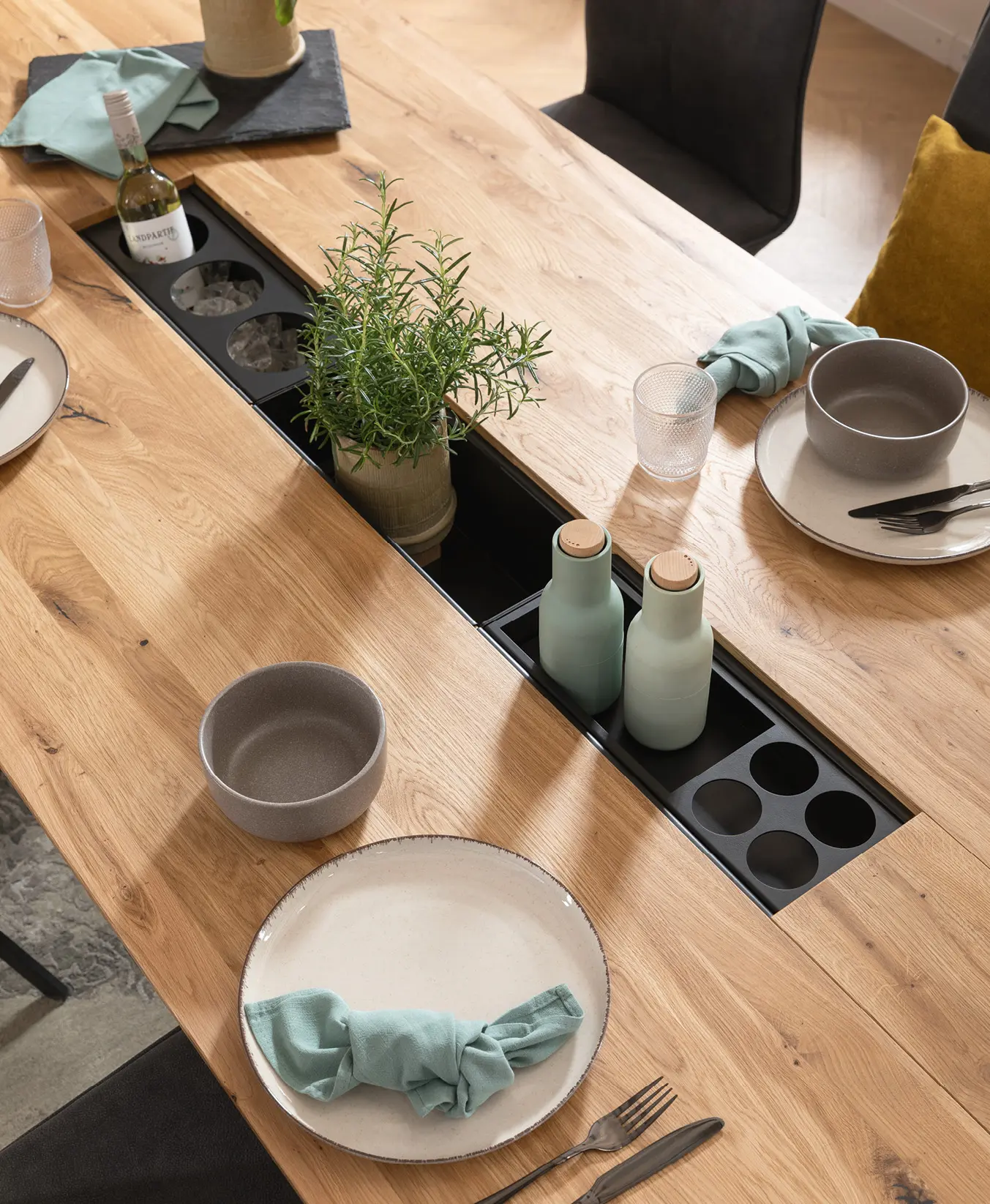 Esstisch aus Holz mit integrierten Fächern für Kräuter, Flaschen und Eiswürfel