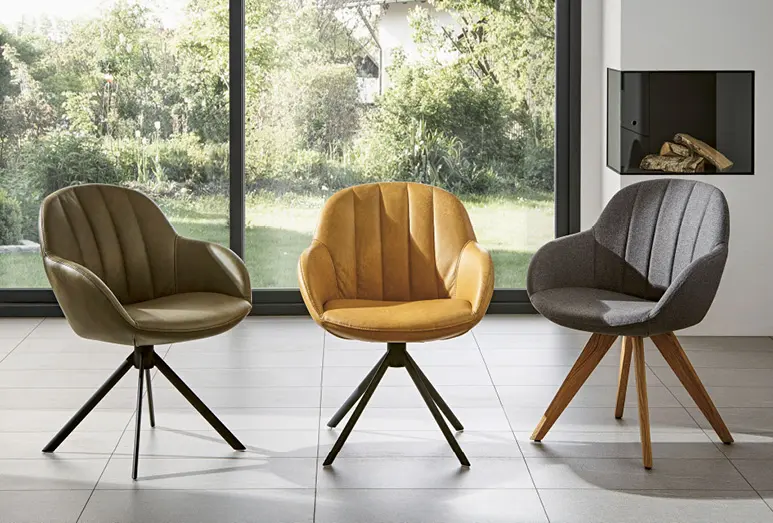 Esszimmerstühle gehören an den Tisch im Esszimmer.