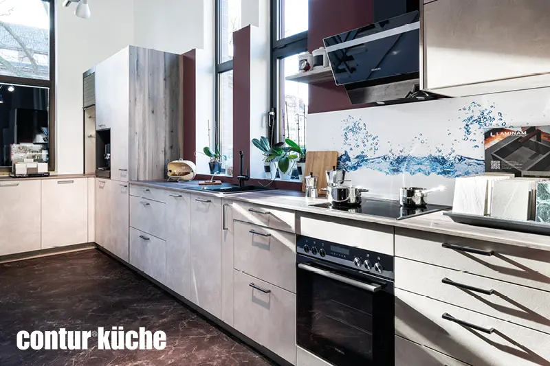 Weisse Contur Winkelkueche mit Contur Kueche Logo und Einbaugeraeten