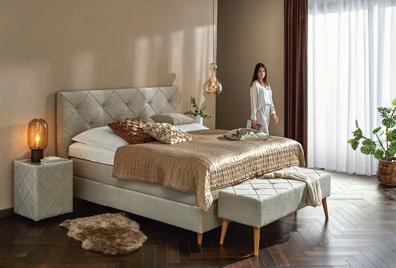 Warmes Licht aus ansprechenden Lampen sorgt für die richtige Beleuchtung im Schlafzimmer.