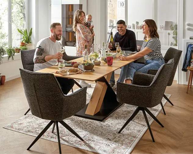 Stilvolles Esszimmer mit Massivholztisch, gepolsterten Stühlen und passenden Wohnmöbeln. Harmonisches Einrichtungskonzept mit Vitrine und Sideboard in Holzoptik für modernes und gemütliches Wohnen.