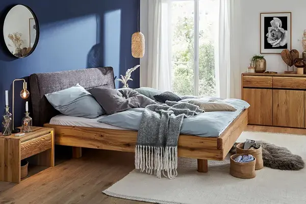 Bett als Mittelpunkt im Schlafzimmer