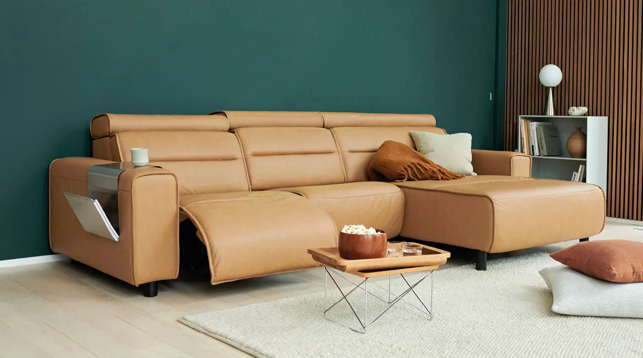 Rote Stressless Wohnlandschaft mit verstellbaren Kopfstützen im modernen Wohnzimmer
