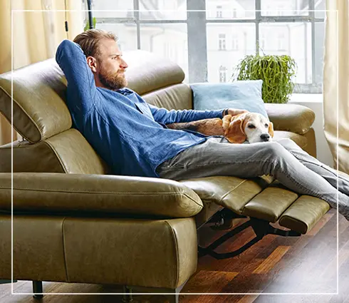 Man sitzt relaxt auf ergonomischen Sofa