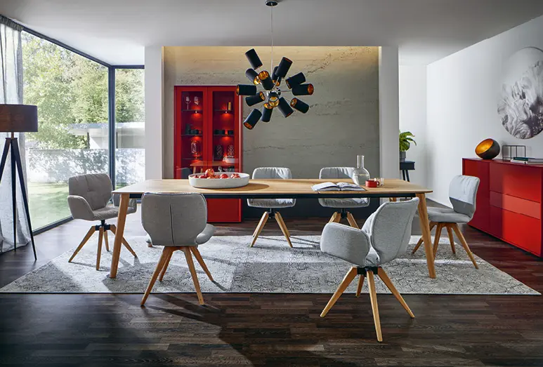 Vitrinen, Kommoden und Sideboards schaffen Staurum im Esszimmer.