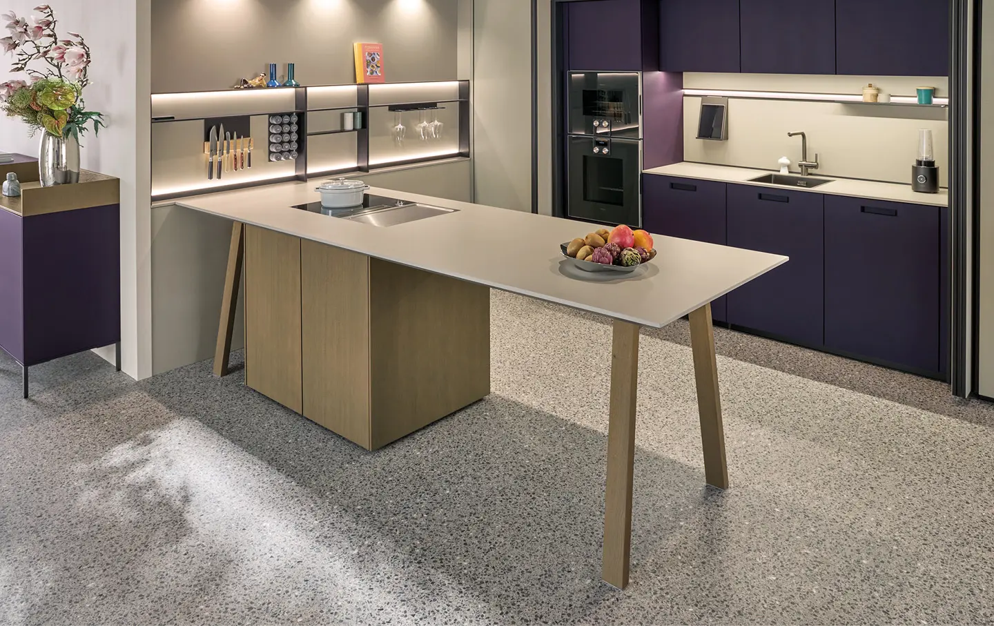 next125 Küche mit Tischinsel, Holzdetails und violetten Fronten
