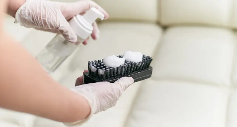 Absaugen, abstauben, abwischen: Mit den passenden Reinigungsmitteln und Pfelegeprodukten ist die Lederpflege kein Problem. 