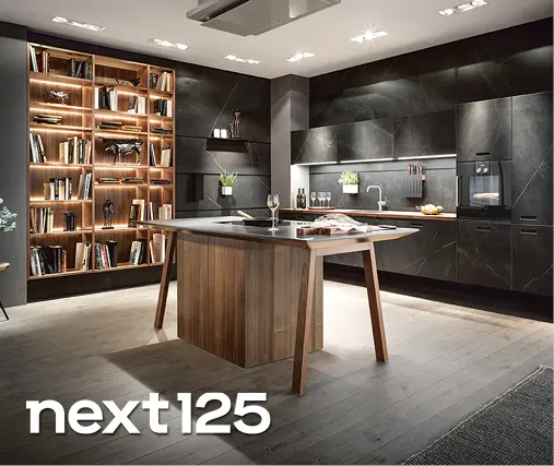 Stylische Inselkueche mit anthrazitfarbenen Steinelementen und Holzregal