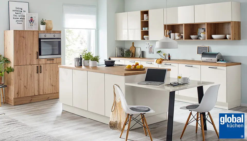 helle Einbauküche mit Holzelementen von Global Küche