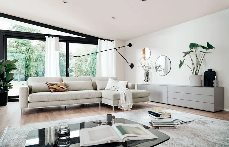 helles Sofa im Wohnzimmer