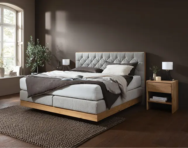 Ruhiges Schlafzimmer mit komfortablem Polsterbett, Holz Nachttischen und dekorativer Beleuchtung. Zeitloses Schlafzimmer Design für erholsamen Schlaf, hochwertige Betten und stilvolle Einrichtungsideen.