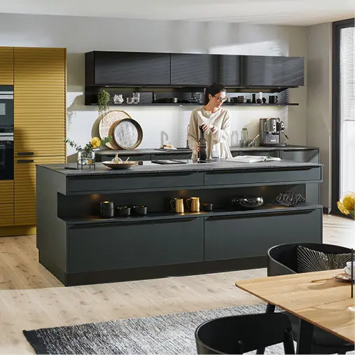 Anthrazitfarbene Inselkueche mit goldgelbem Schranksegment