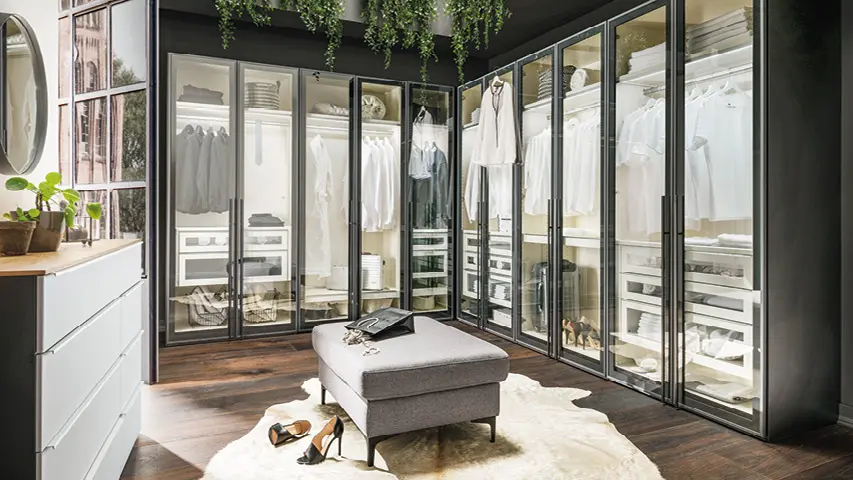 Begehbarer Kleiderschrank mit Glasfronten, Kleiderstangen und Sitzhocker