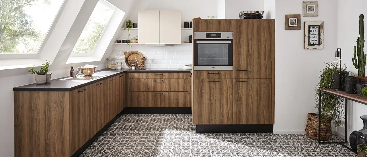Nussbraune U-Küche mit Holzfronten in Dachgeschosswohnung