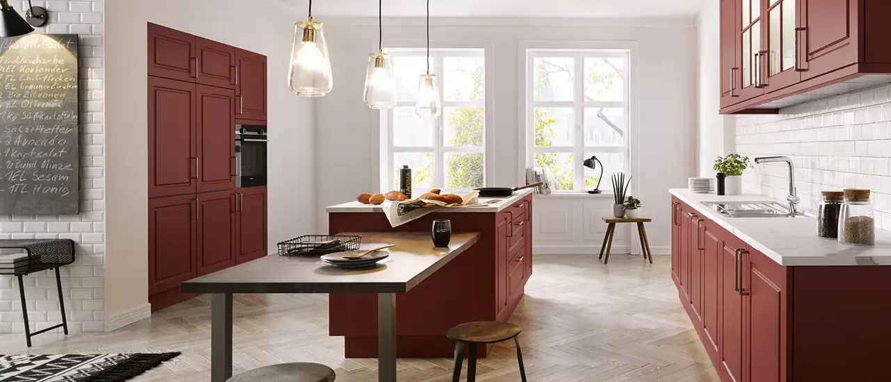Stylische Landhaus-Inselküche mit rotem Küchenfronten