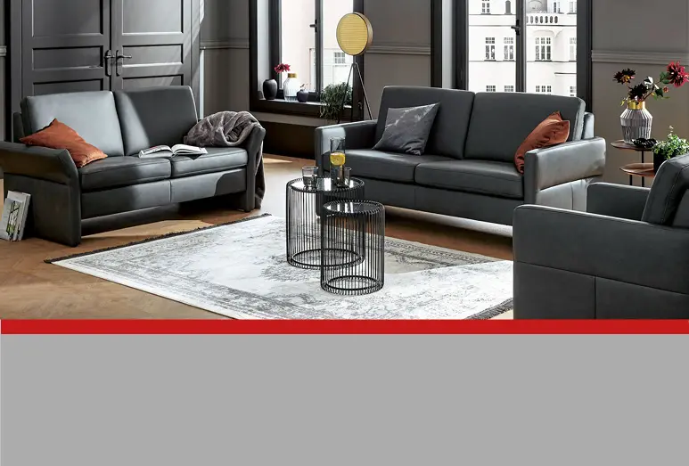 Sessel zum relaxen und stylische Couchkombi tragen zu einem stimmigen Wohnraumbild bei.