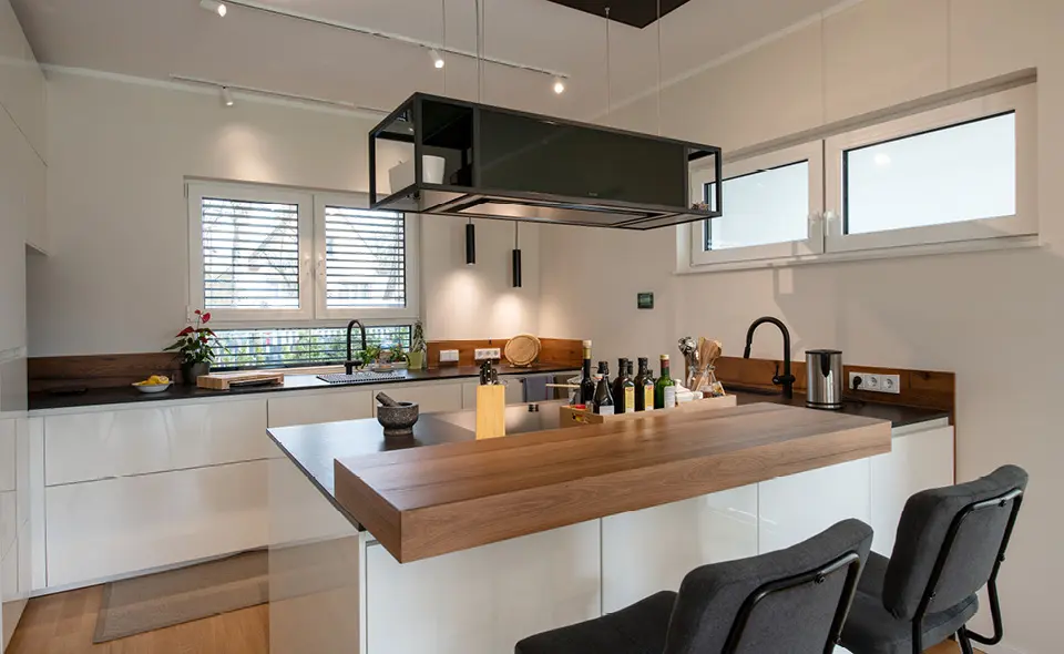 Küche mit Kochinsel seitlich