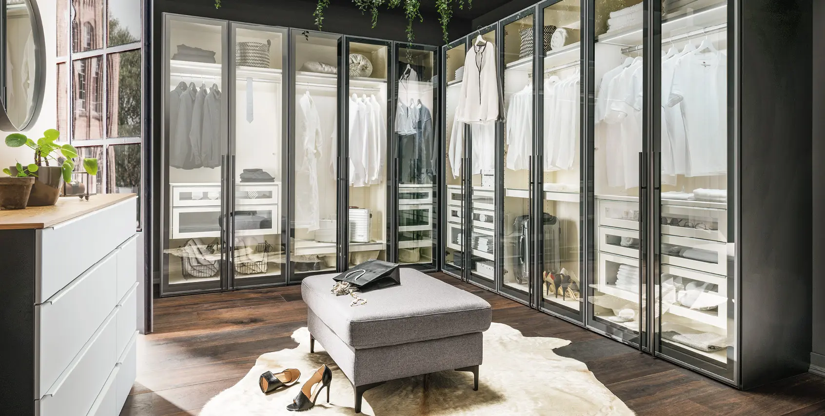 Begehbarer Kleiderschrank mit Glasfronten, Kleiderstangen und Schubladen