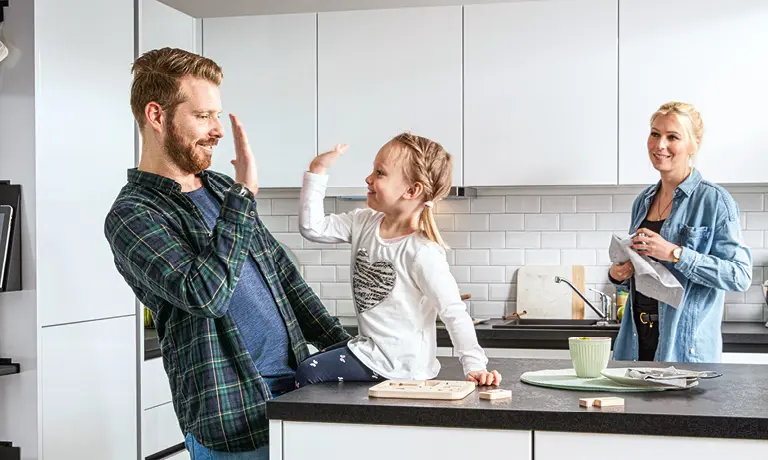 Inselküchen sorgen für mehr Geselligkeit während des Kochens in der Küche.