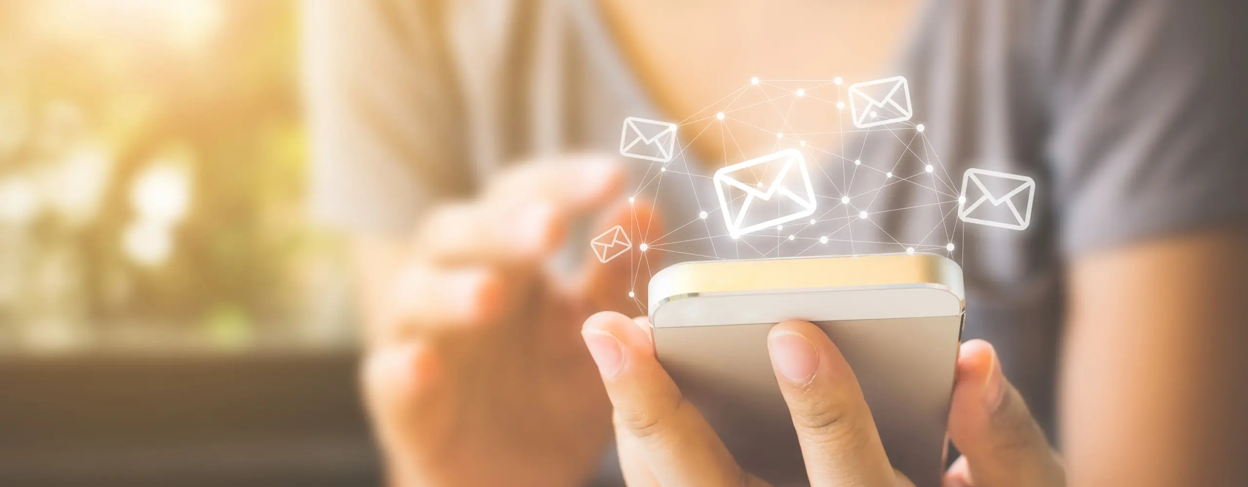 Frau liest E-Mails auf ihrem Smartphone