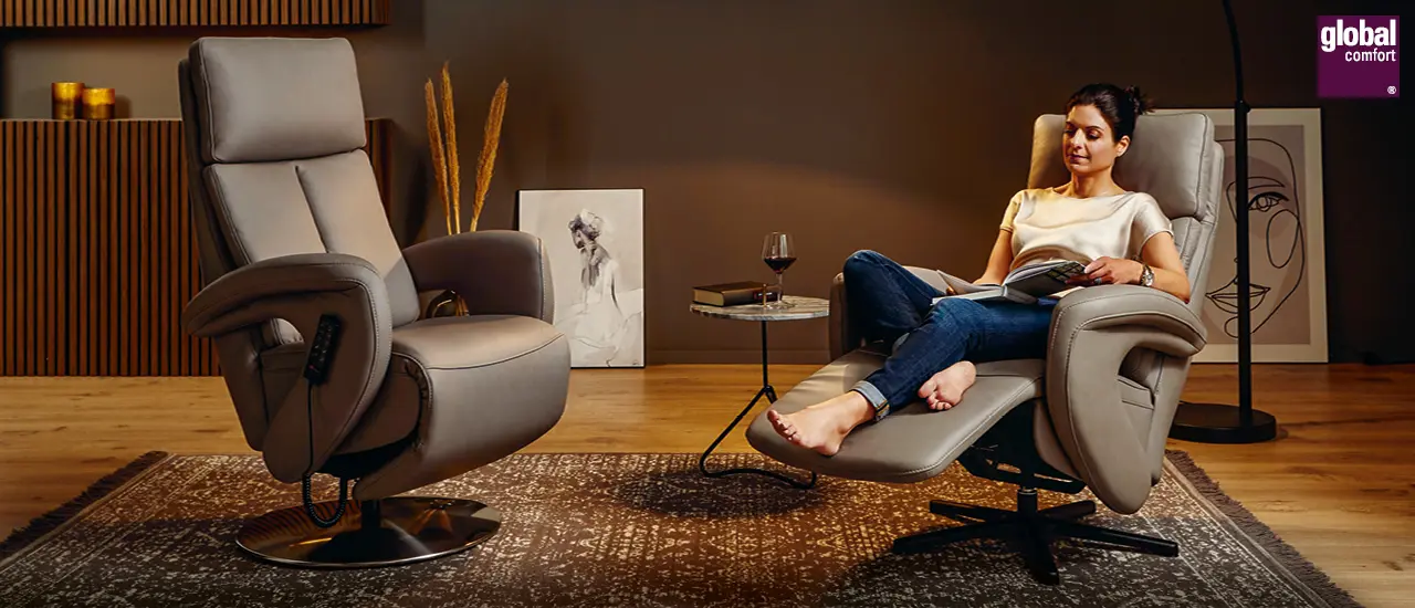 Global Comfort - Frau auf grau-braunem Leder-Relaxsessel