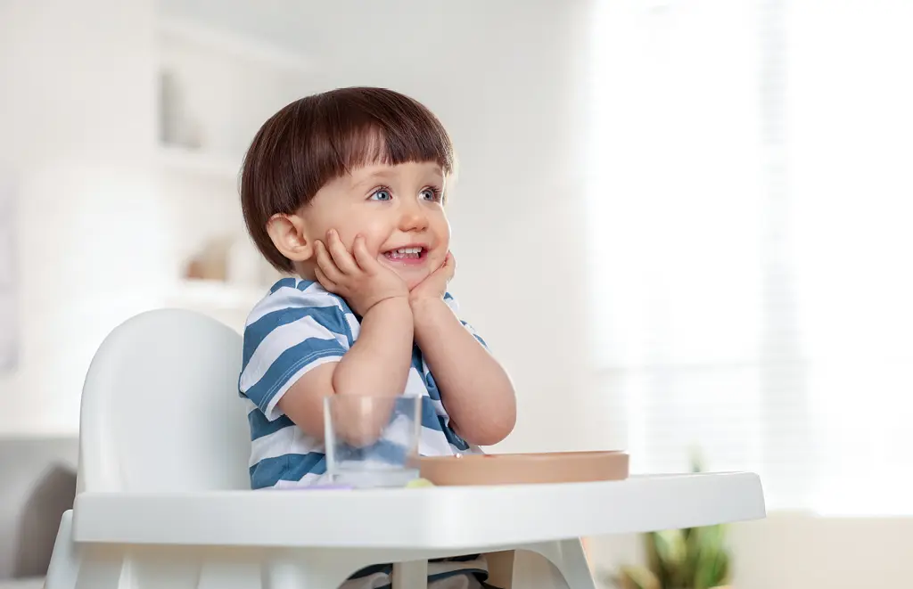 Kleiner Junge mit glücklichem Gesichtsausdruck