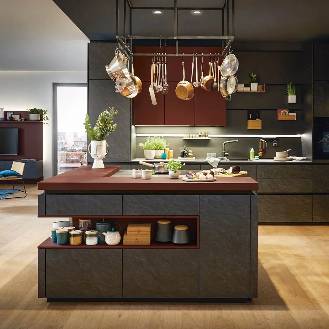 Anthrazitfarbene Inselkueche in Steinoptik mit weinroter Arbeitsflaeche